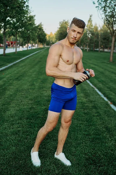 Atletik adam parkta koşma egzersizi yapıyor. — Stok fotoğraf