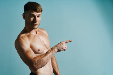 Şişkin üstsüz erkek vücut geliştirici pozu veren kas egzersizi yapıyor.