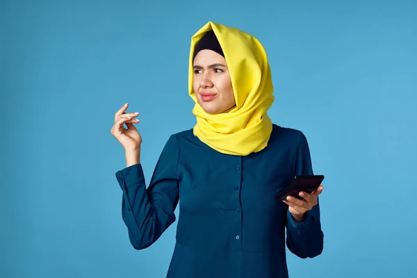 Femme en jaune hijab technologie calculatrice travailler finance — Photo