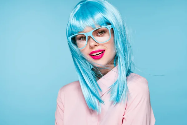 Glamorous kobieta niebieski peruka makijaż moda pozowanie — Zdjęcie stockowe