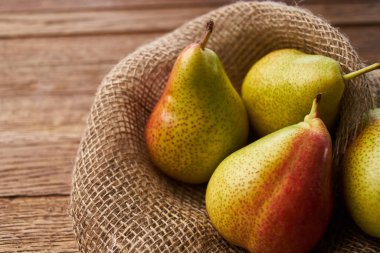 Ahşap masa üzerindeki armutlar yakın plan tarım vitaminleri.