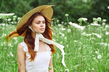 Şapkalı güzel kadın doğa çiçekleri temiz hava.