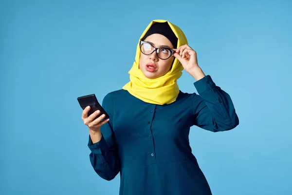 Жінка в жовтому хіджабі технології калькулятор роботи фінанси — стокове фото