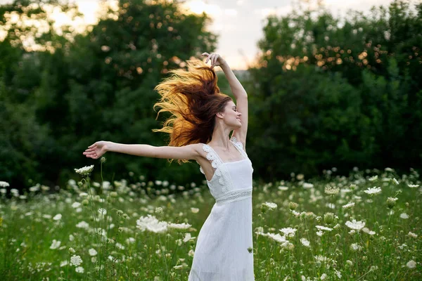 Mulher de vestido branco posando dança natureza verão — Fotografia de Stock