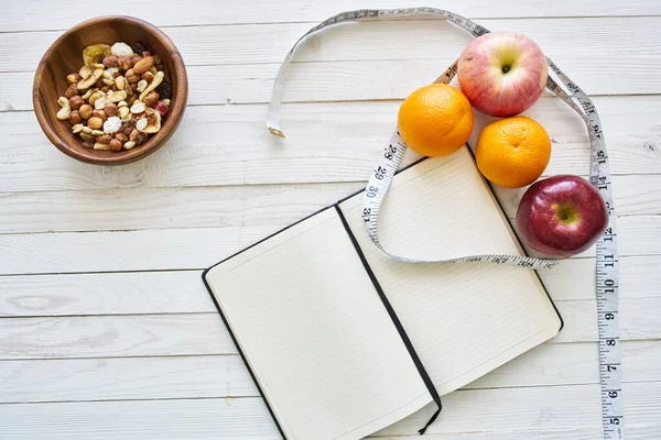 Bloc de notas en la mesa cinta métrica fruta desayuno fitness nutricional — Foto de Stock