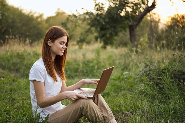 Femmes en plein air dans le domaine avec ordinateur portable liberté de la technologie de loisirs — Photo