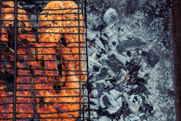 Gotowanie ryby na zewnątrz grill zbliżenie węgiel drzewny mączka — Zdjęcie stockowe