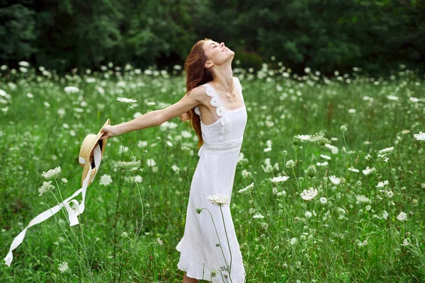 아름다운 여인 이 들판을 거닐며 자유의 꽃을 피웁니다 — 스톡 사진
