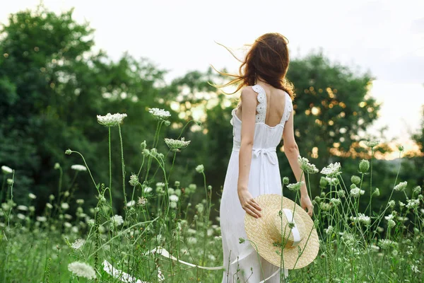 Vrouw in witte jurk bloemen vrijheid lopen frisse lucht — Stockfoto