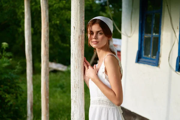 Vrouw in witte jurk in het dorp buiten Groen gras Boer — Stockfoto