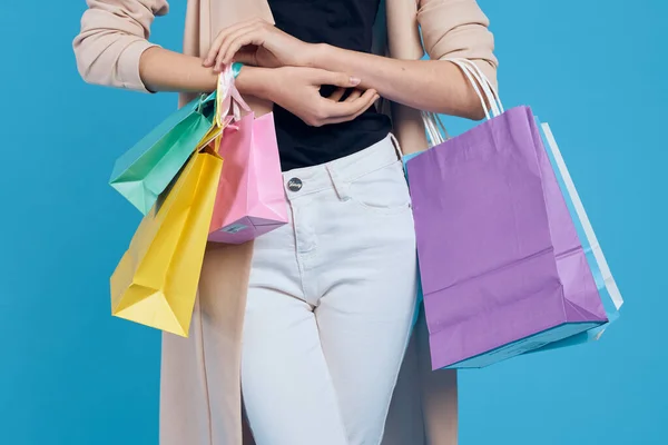 Bella donna multicolore confezioni emozioni shopping moda studio modello — Foto Stock
