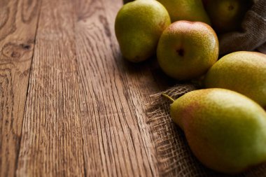 Ahşap masa üzerindeki armutlar yakın plan tarım vitaminleri.