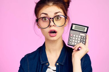 Not defteri ve kalem ofisi olan kadın sekreter pembe arka plan