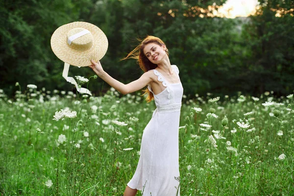 Женщина в белом платье шляпа с цветами — стоковое фото