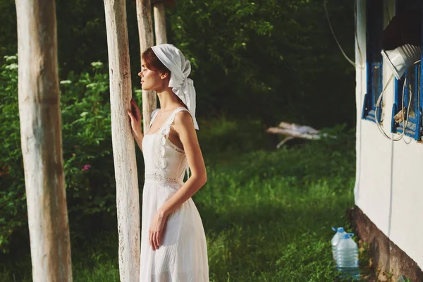 Vrouw in witte jurk platteland dorp natuur ecologie — Stockfoto