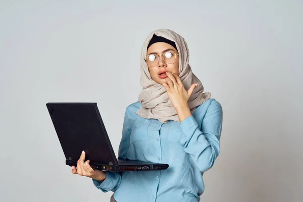 Donna musulmana in hijab con lavoro tazza di caffè portatile — Foto Stock