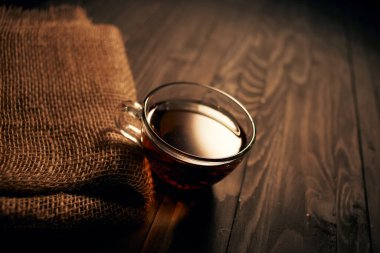 Taze demlenmiş çay, sıcak içecek, sabah kahvaltısı, doğal ürün.