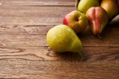 Ahşap masa üzerindeki armutlar yakın plan tarım vitaminleri.