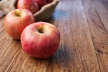 Tahta masadaki elmalar vitaminler taze meyveler organik