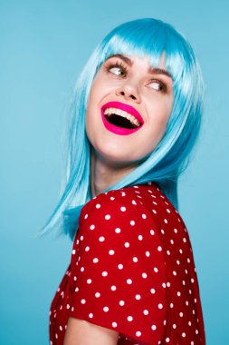 Formula makyaj modeline göre kırmızı elbiseli neşeli kadın.