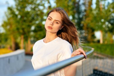 Yürüyüş yapan kadın dağlarda gezer, temiz hava alır.