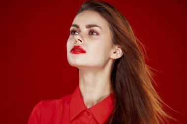 Kırmızı gömlekli kadın moda kırmızı dudaklı eğlence