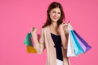 Neşeli, çekici, alışveriş yapan, gülümseyen yaz tarzı pembe arka plan.