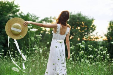 Beyaz elbiseli kadın, çiçekler, özgürlük, temiz hava.