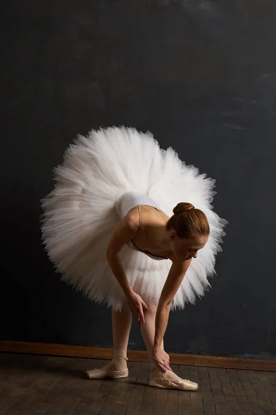 Ballerina dans klassieke voorstelling de donkere achtergrond — Stockfoto