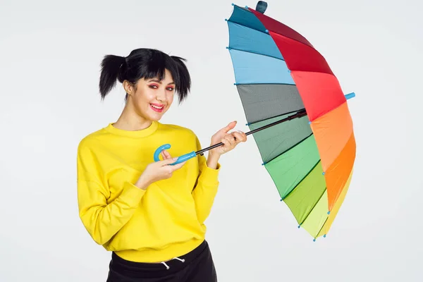 Жінка з різнокольоровою парасолькою весело позує моду — стокове фото