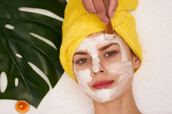 Mooie vrouw spa behandelingen cosmetica schoonheid salon uitzicht van boven — Stockfoto