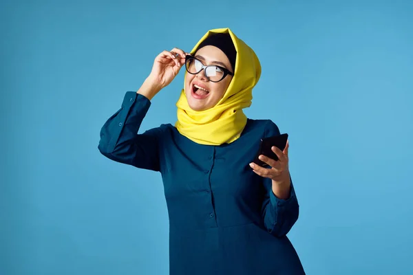 Vrouw in gele hijab technologie calculator werk financiën — Stockfoto