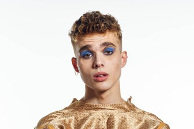 Kadın makyaj transseksüeli olan bir adam moda dünyasına poz veriyor.