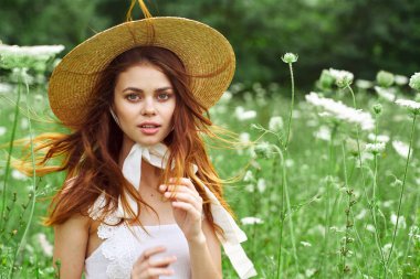 Şapkalı güzel kadın doğa çiçekleri temiz hava.