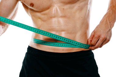 Atletik adam, mezura kas egzersizi yapıyor.