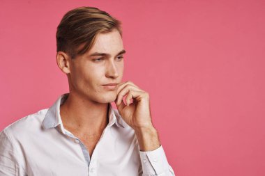 Beyaz gömlekli iş adamları moda özgüven pembe arka plan