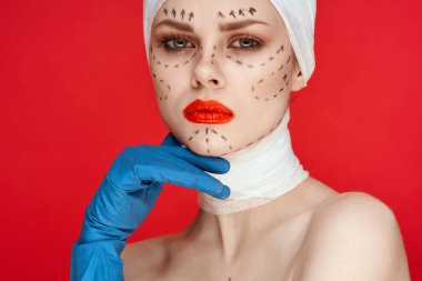 Güzel bir kadın. Kırmızı dudaklar estetik ameliyat. Omuzlar çıplak.