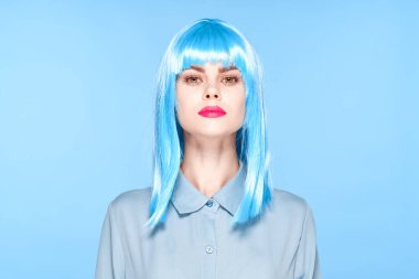Mor peruklu, kırmızı dudaklı, ışıltılı moda eğlencesi