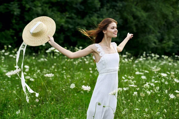 白いドレスの女性帽子自然フィールド花 — ストック写真