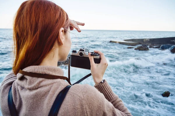 Fotógrafa mulher na natureza perto do cais do oceano. Profissional — Fotografia de Stock