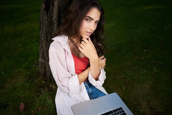 Женщина с ноутбуком обучение стиль жизни свежий воздух — стоковое фото