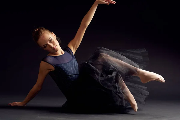 Bailarina de mujeres en un vestido negro danza moda ejercicio estudio estilo de vida — Foto de Stock