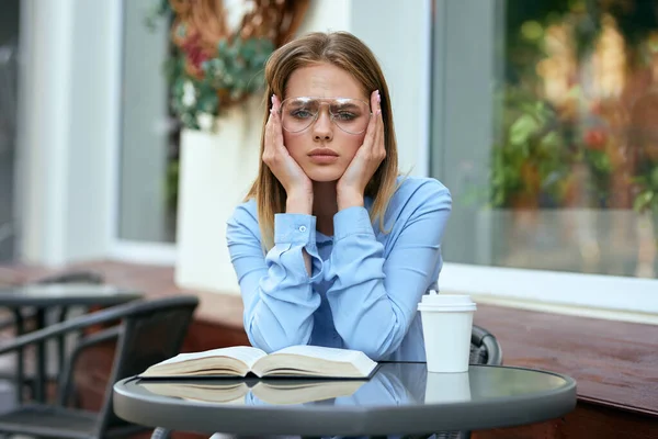 Zakelijke vrouw in een cafe buiten frisse lucht zomer — Stockfoto