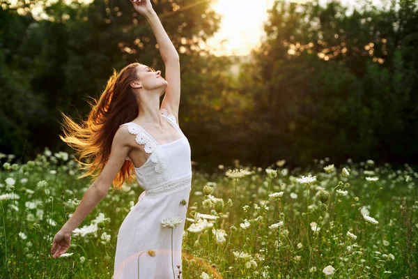 穿着白衣的女人在田野里绽放着艳丽的自然 — 图库照片