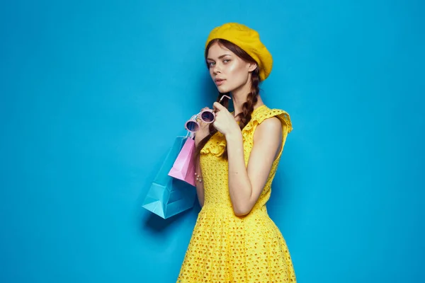 サングラスを身に着けているかなり女性はショッピングファッション孤立した背景 — ストック写真