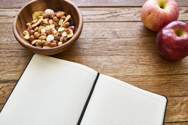 Kuru kahvaltı gevrekleri not defterleri diyet ahşap arka plan — Stok fotoğraf
