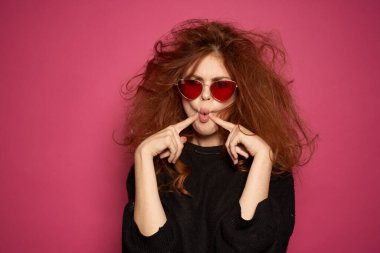 Güzel kadın cazibesi kozmetik poz veren gülüş pembe arka plan