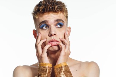 Kadın makyaj transseksüeli olan bir adam moda dünyasına poz veriyor.