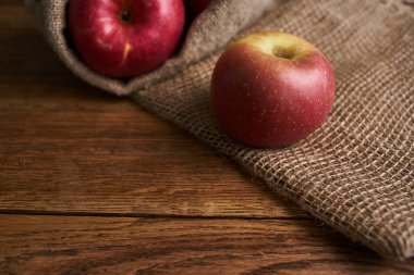 Tahta masadaki elmalar vitaminler taze meyveler organik