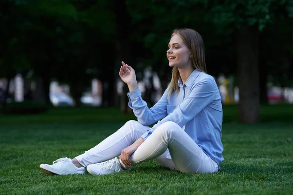 Hezká žena venku chodit čerstvý vzduch životní styl — Stock fotografie